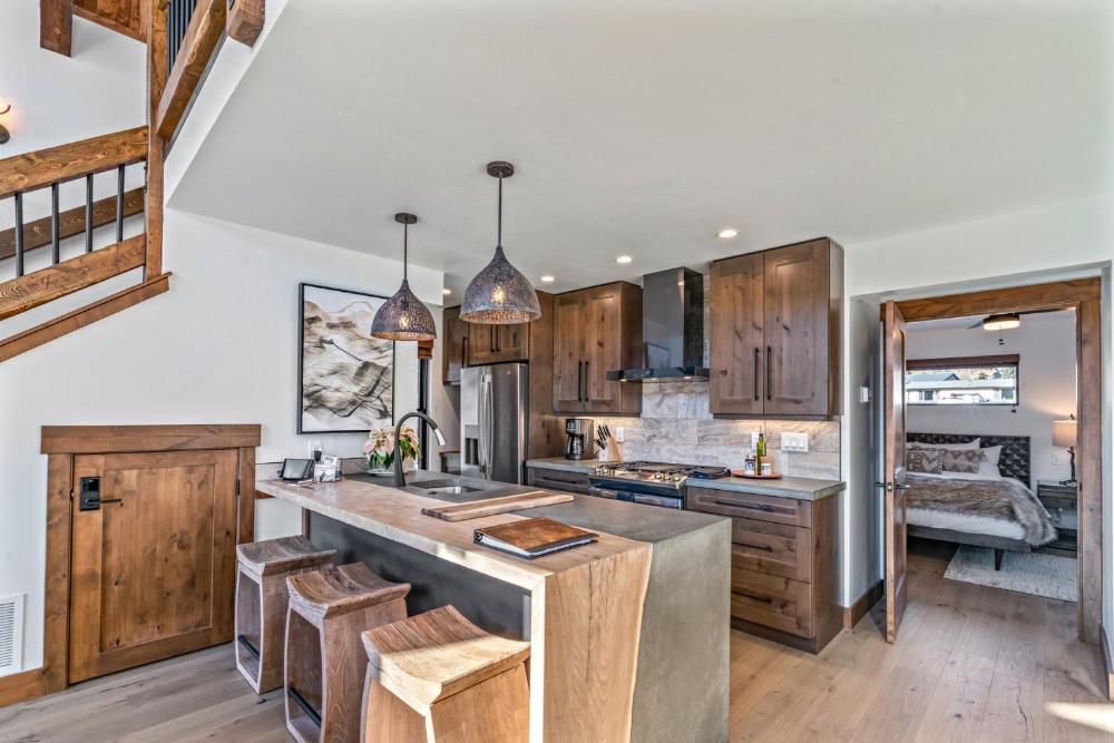 Brand NEW Located on Lake Estes Private Jacuzzi Two Patios Indoor and Outdoor Fireplace